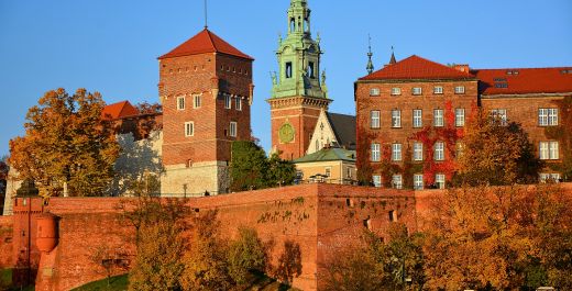 Autumn in Krakow –  Golden Leaves, Free Wawel Castle, and the Scent of Cinnamon